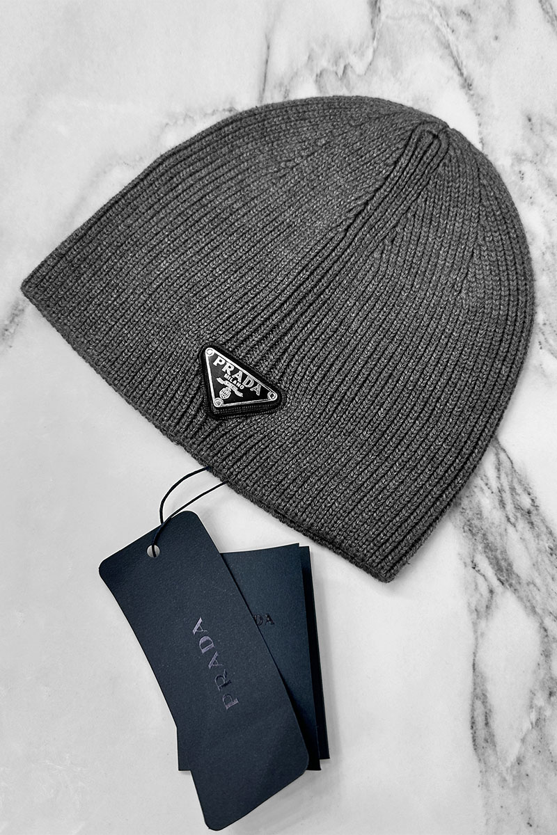 Prada Мужская шапка серого цвета