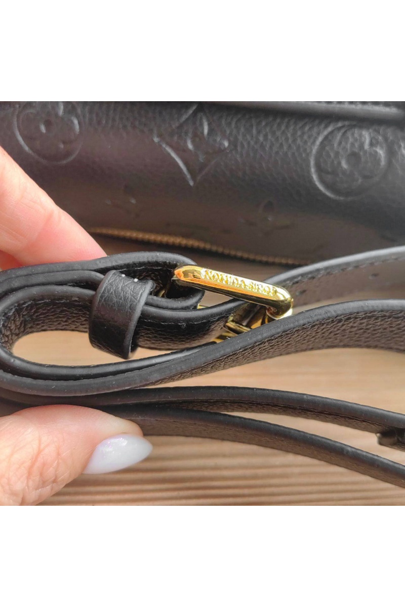 Lоuis Vuittоn Кожаная сумка на пояс Monogram Embossed 28x14 см