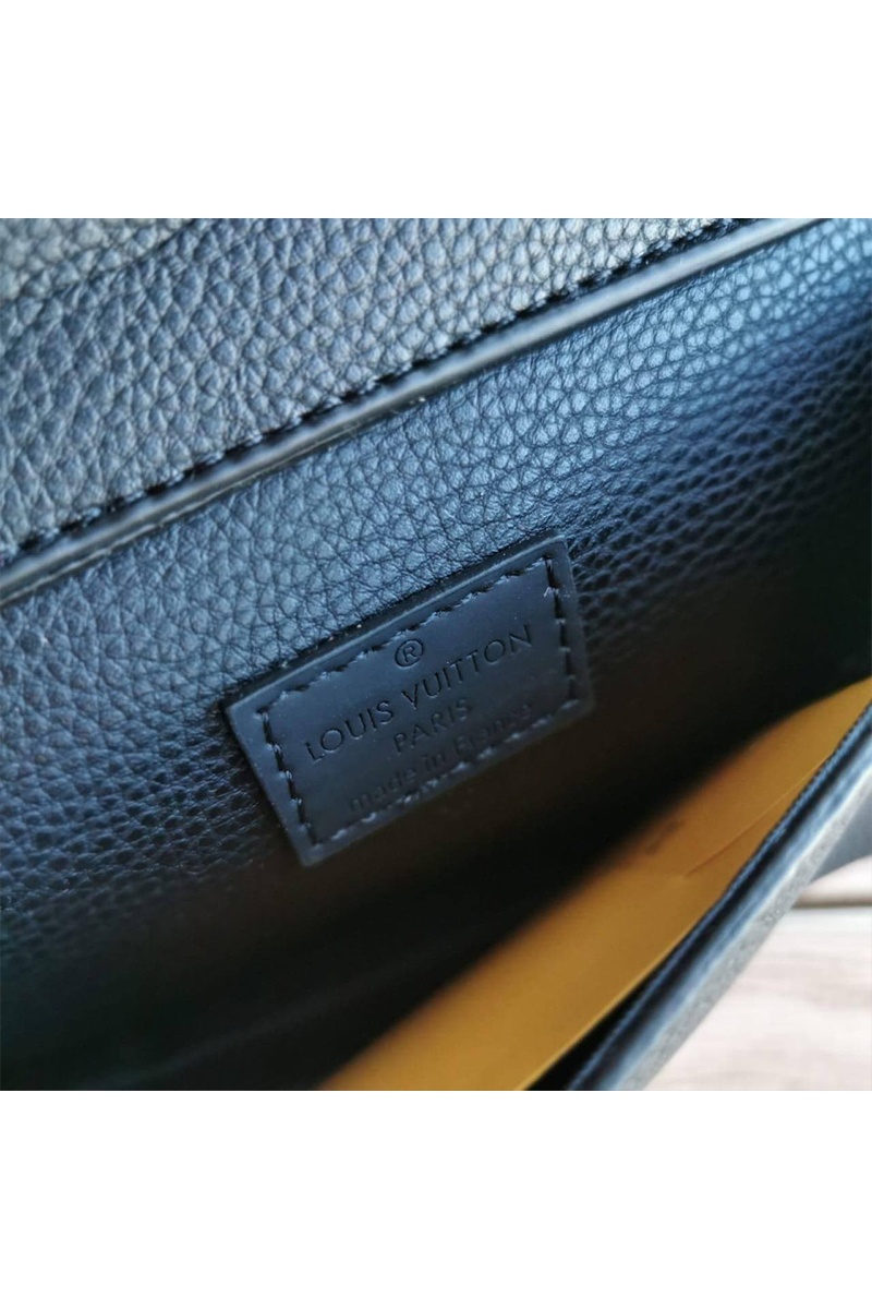 Lоuis Vuittоn Кожаная сумка на пояс Aerogram 27x17 см