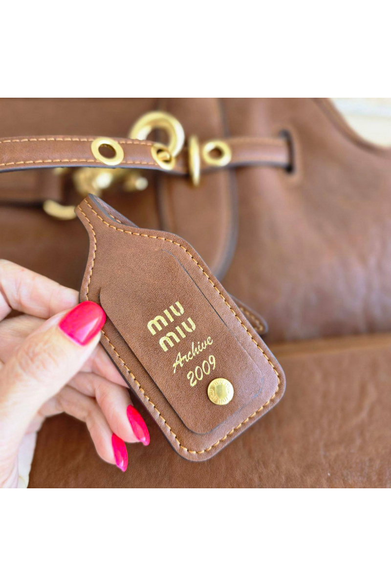 MIU MIU Женская кожаная сумка Aventure nappa 42x29 см - Brown