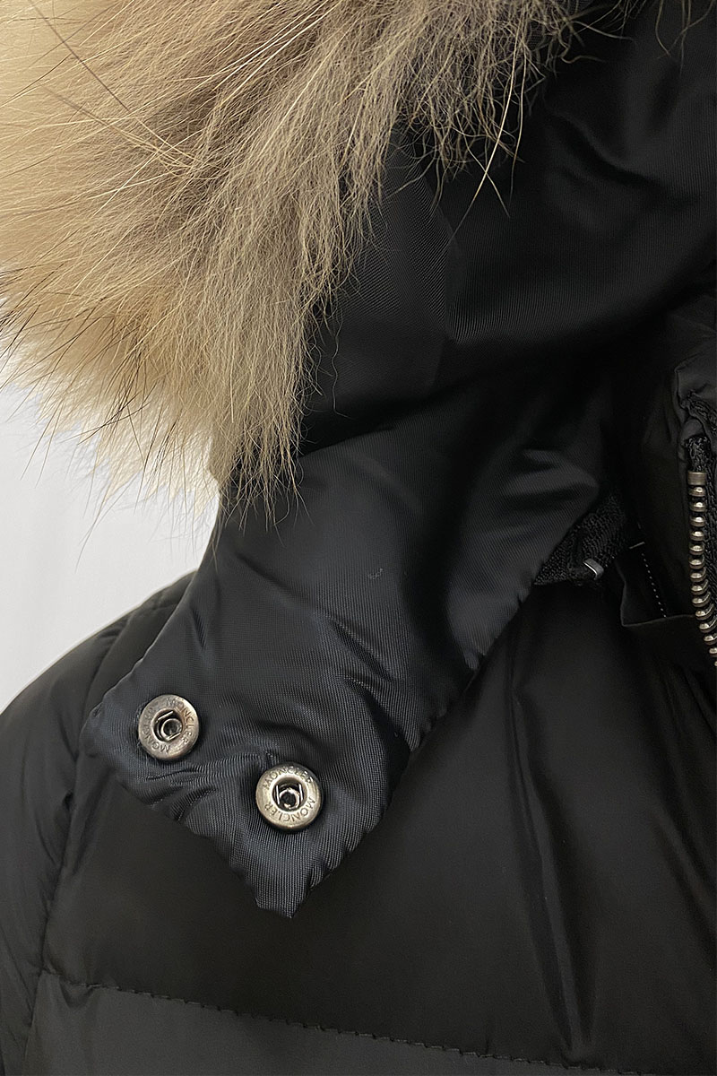 Moncler Женская куртка с меховым капюшоном