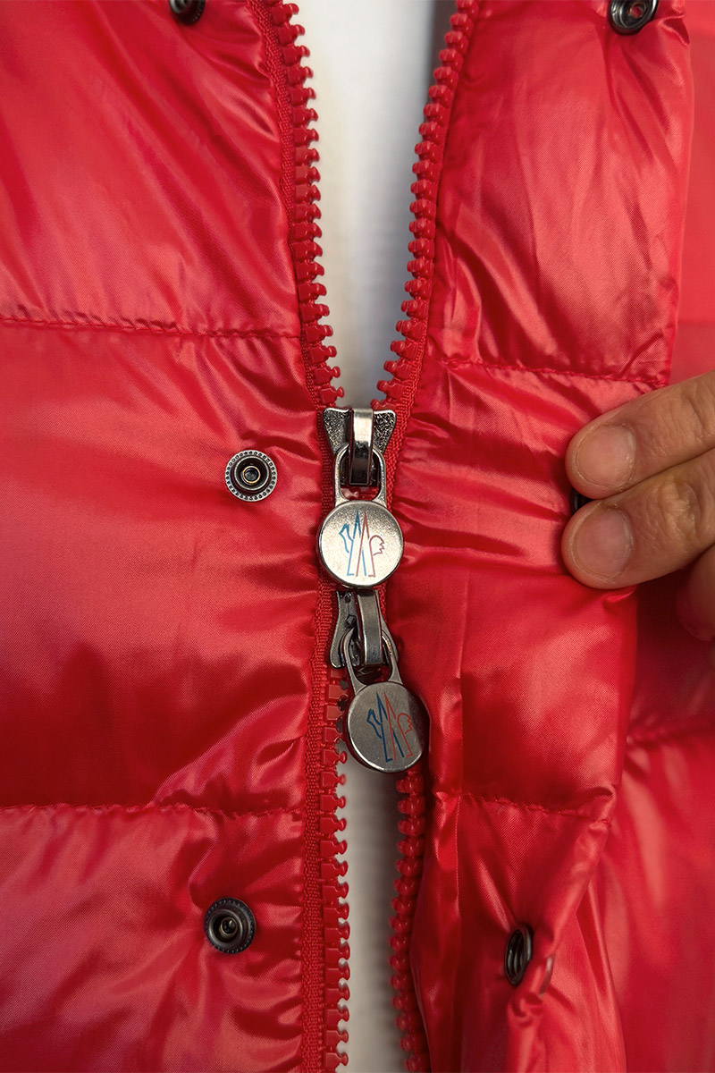 Moncler Пуховой жилет красного цвета logo-patch