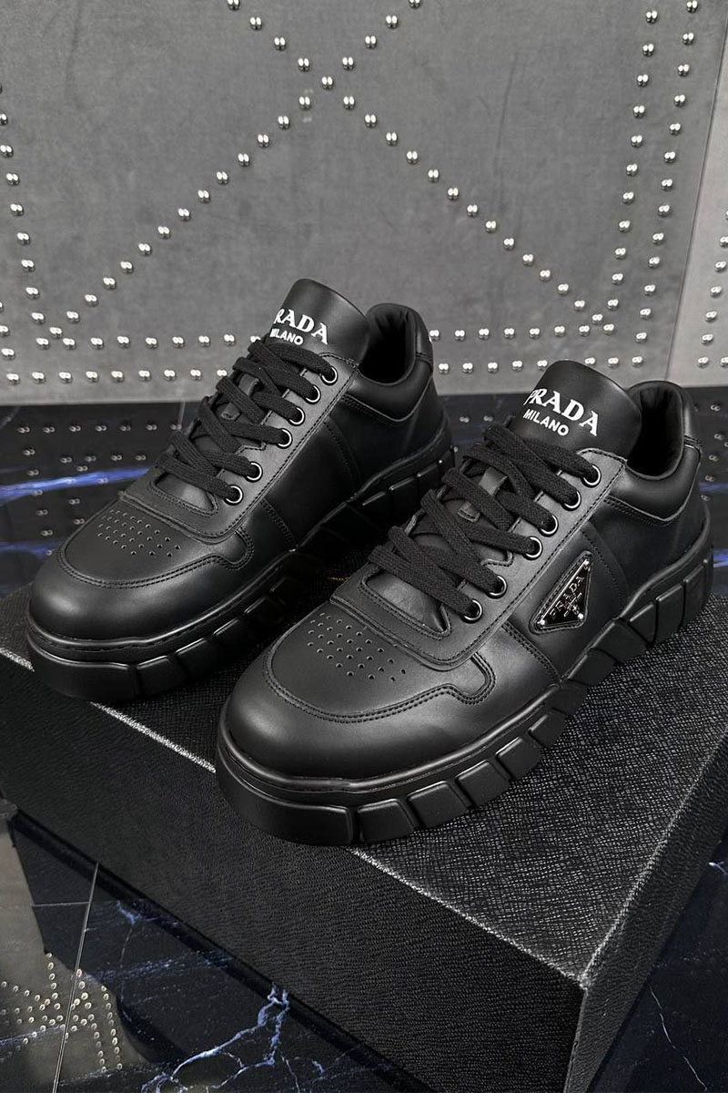 Prada Кожаные кроссовки logo-plaque - Black