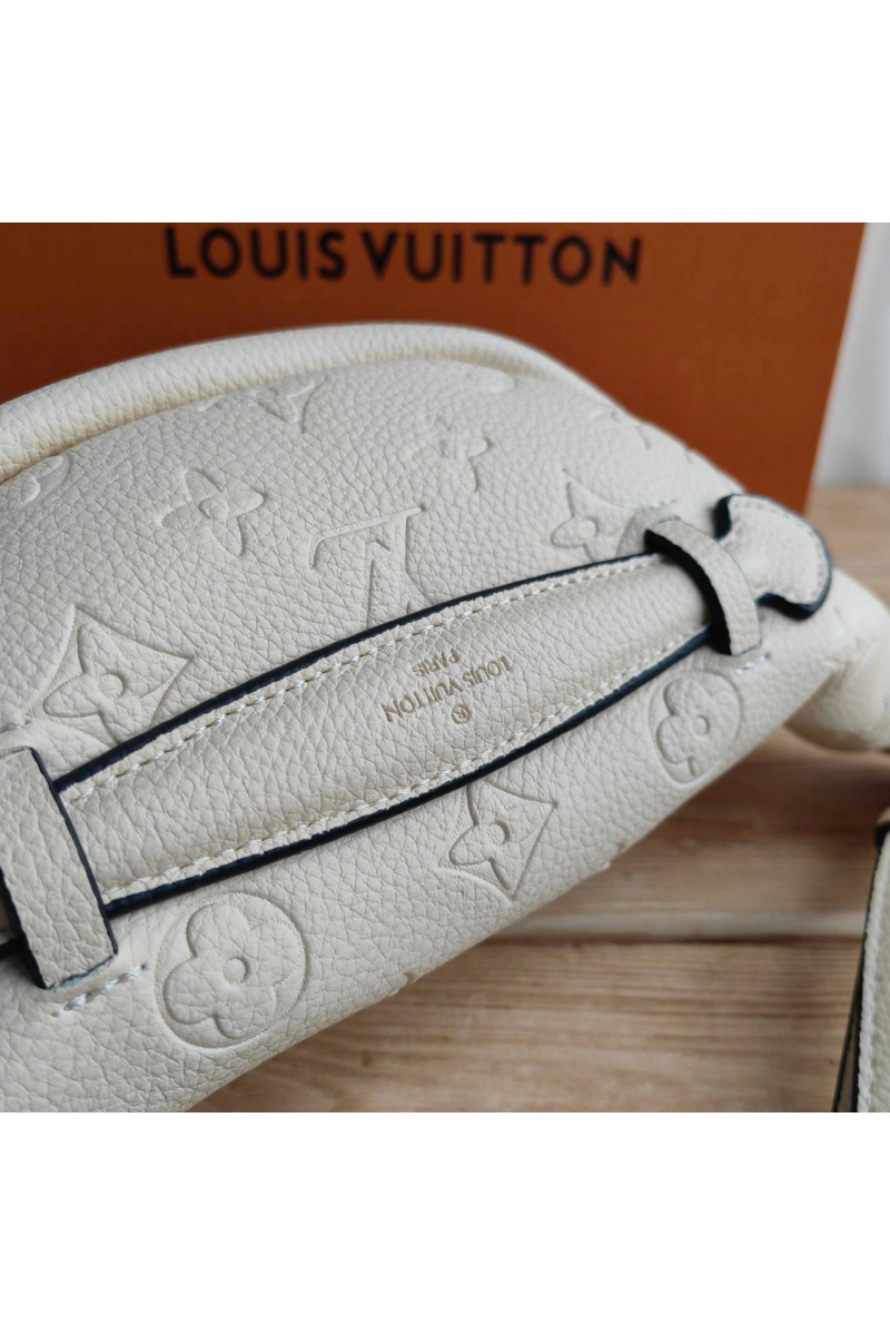 Lоuis Vuittоn Кожаная сумка на пояс Monogram Embossed 28x14 см