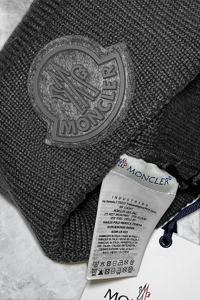 Moncler Мужская шапка серого цвета logo-patch