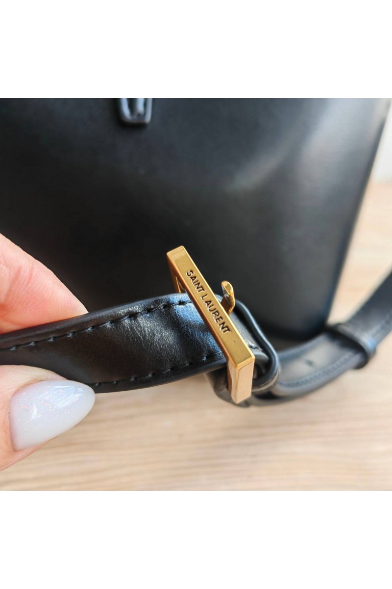 Yves Saint Laurent Кожаная сумка Le 37 bucket bag 20x25 см
