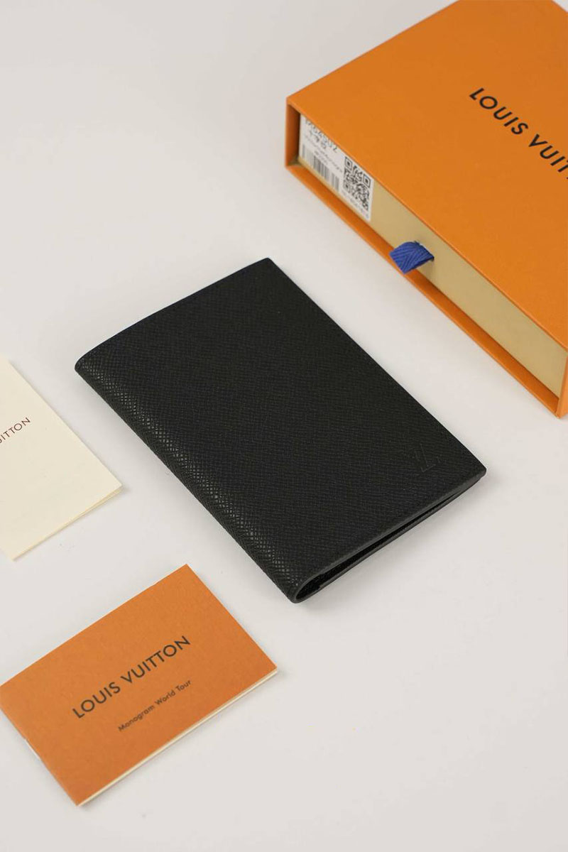Lоuis Vuittоn Кожаная обложка для паспорта Taiga