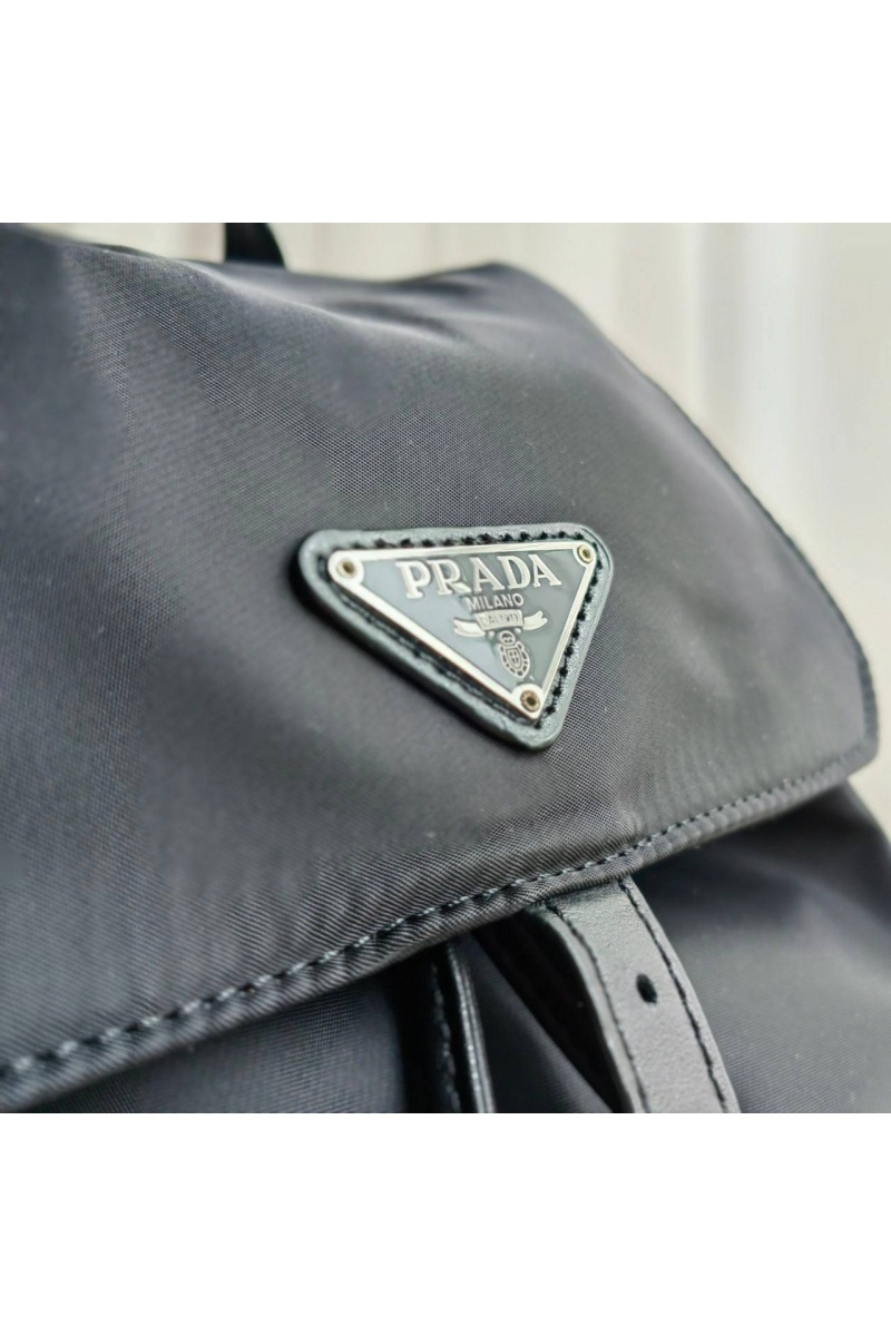 Prada Чёрный нейлоновый рюкзак 29x29 см