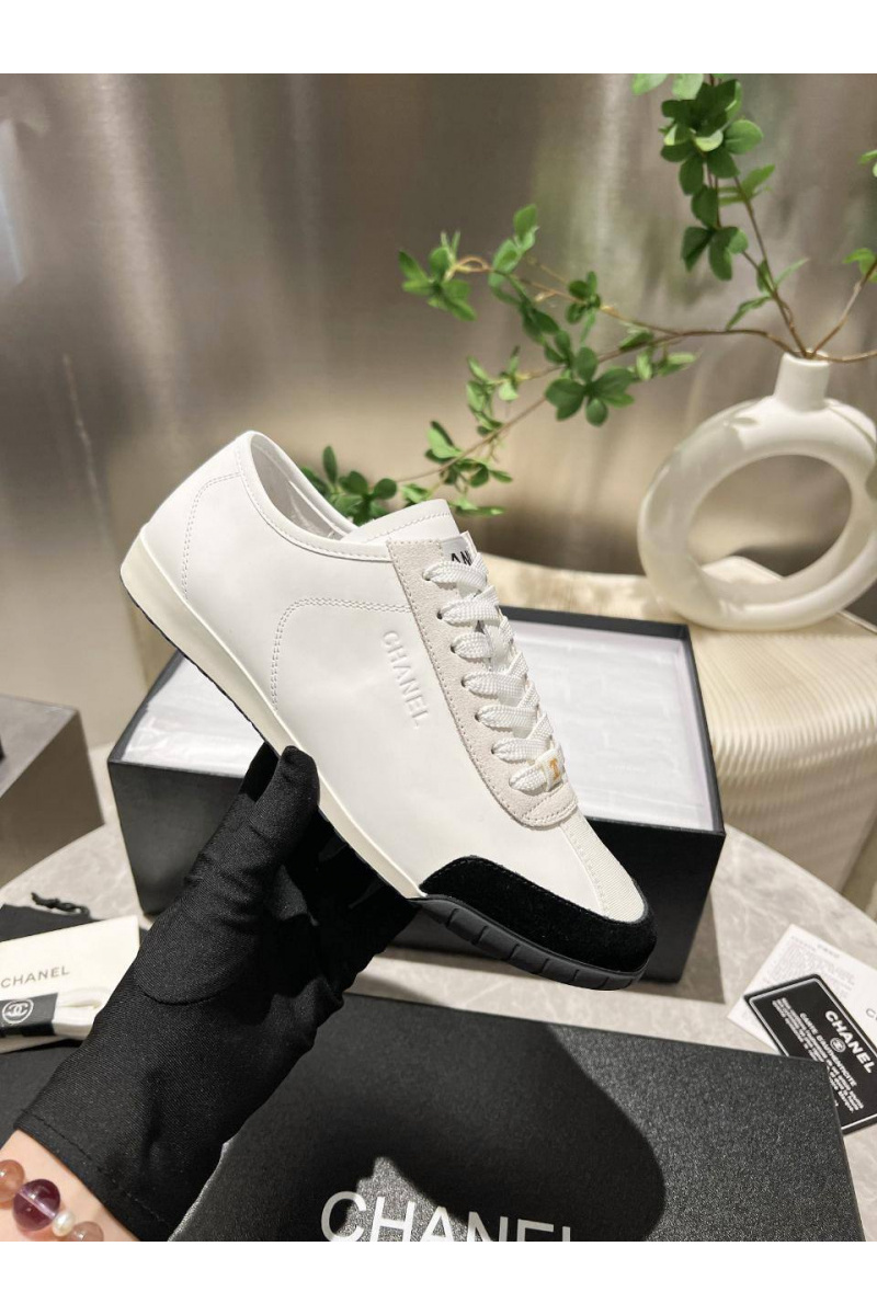 Chаnеl Женские кожаные кроссовки белого цвета