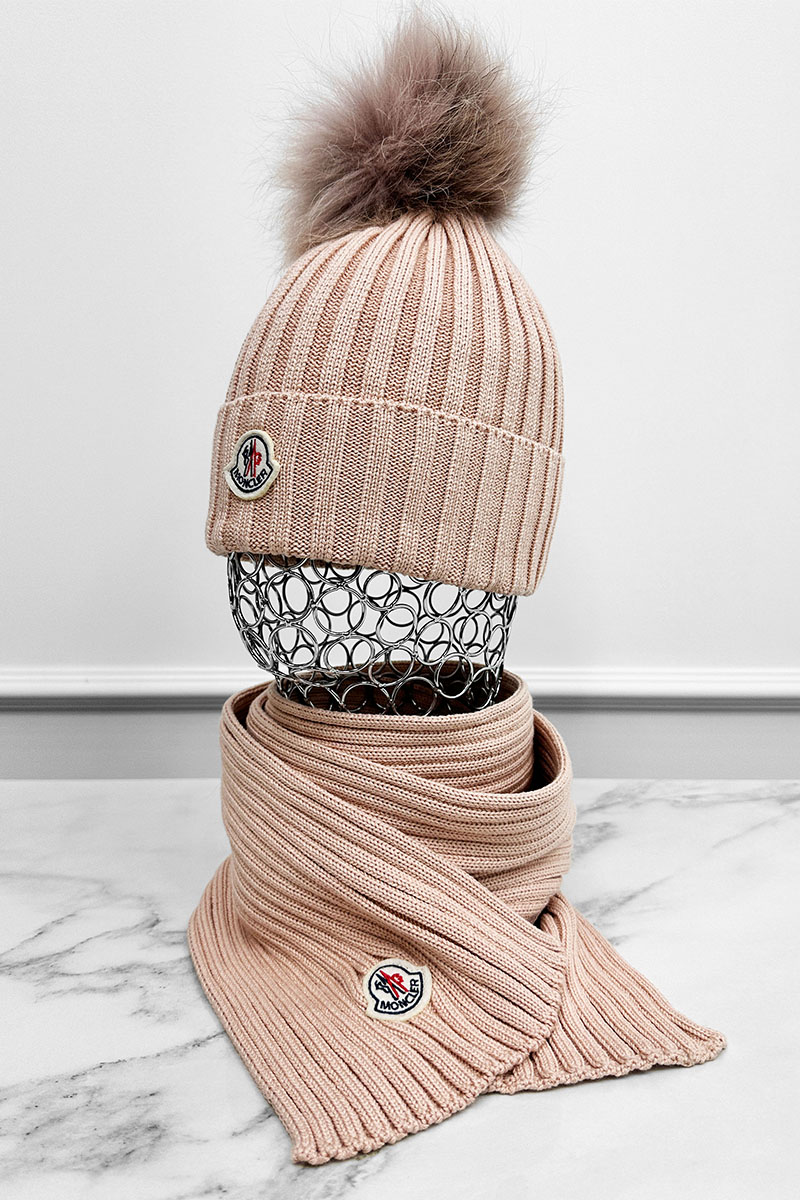 Moncler Комплект из шапки и шарфа персикого цвета logo-patch