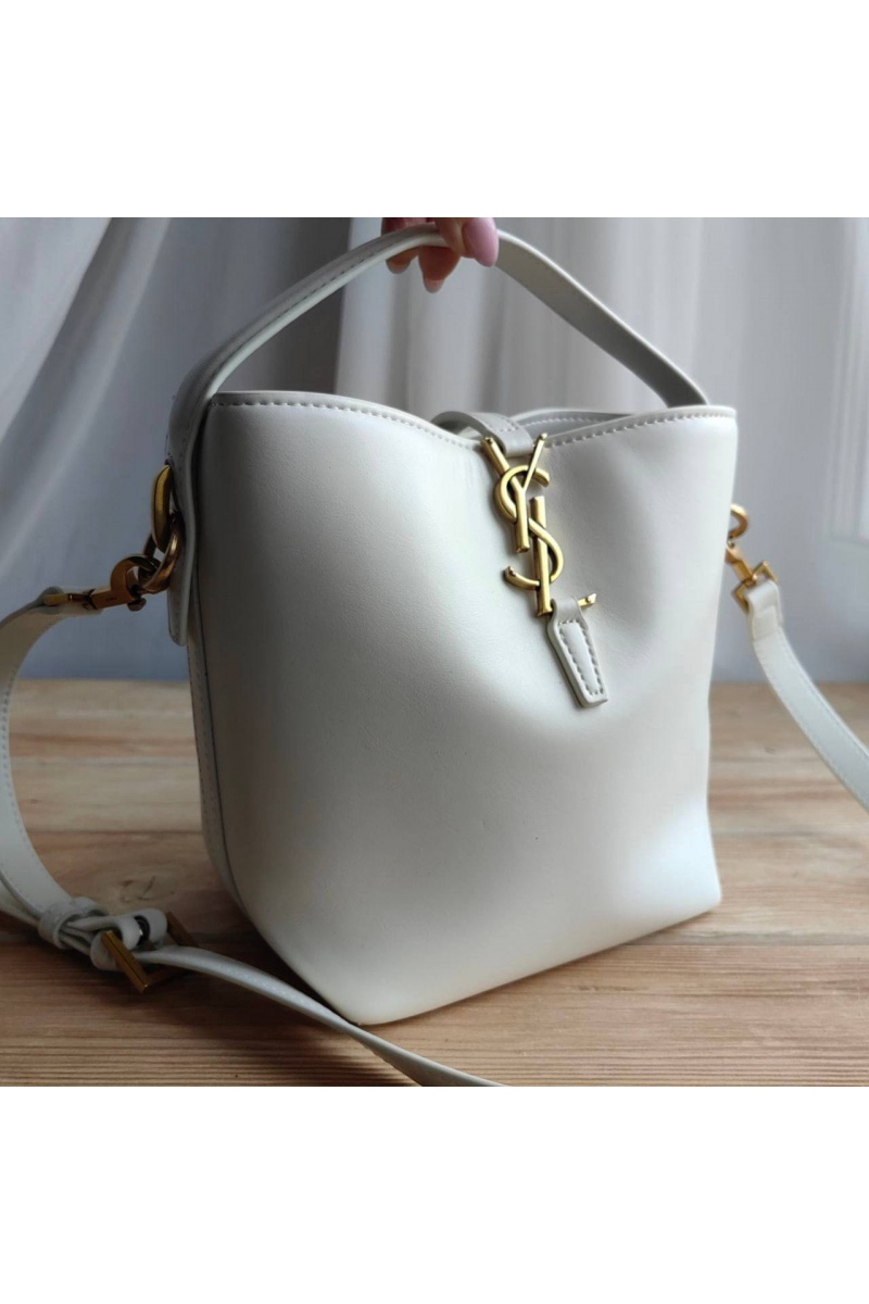 Yves Saint Laurent Кожаная белая сумка 20x25 см