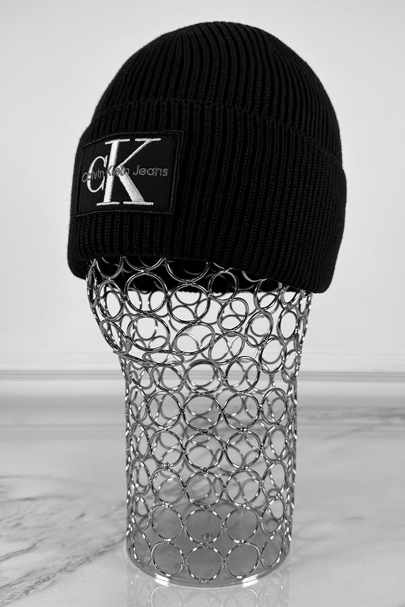 Calvin Klein Чёрная шапка monologo patch