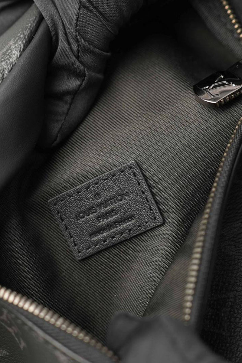 Lоuis Vuittоn Кожаная сумка на пояс Discovery Monogram Eclipse 37x17x10 см