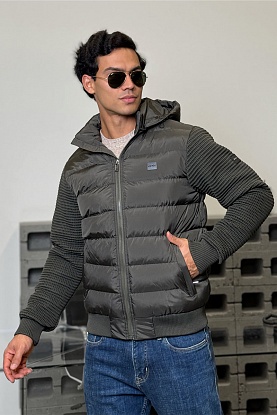 Зелёная куртка с вязаными рукавами