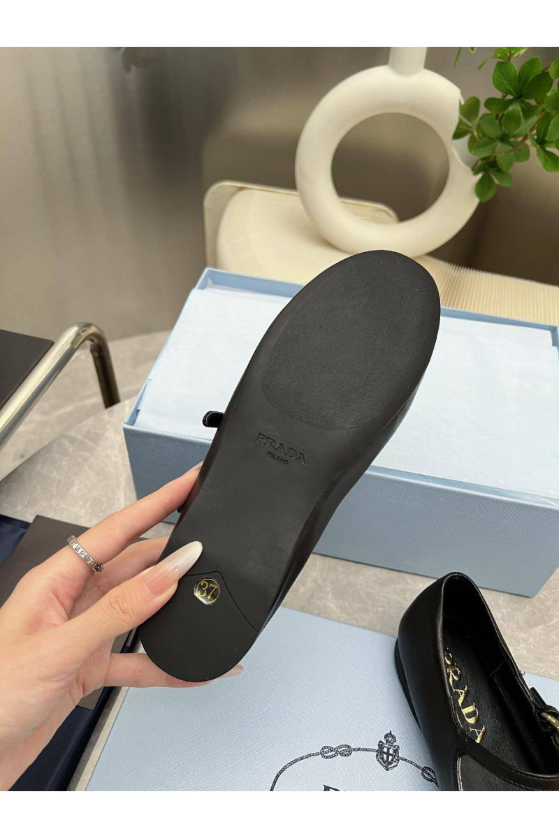 Prada Женские кожаные балетки Naplak чёрного цвета