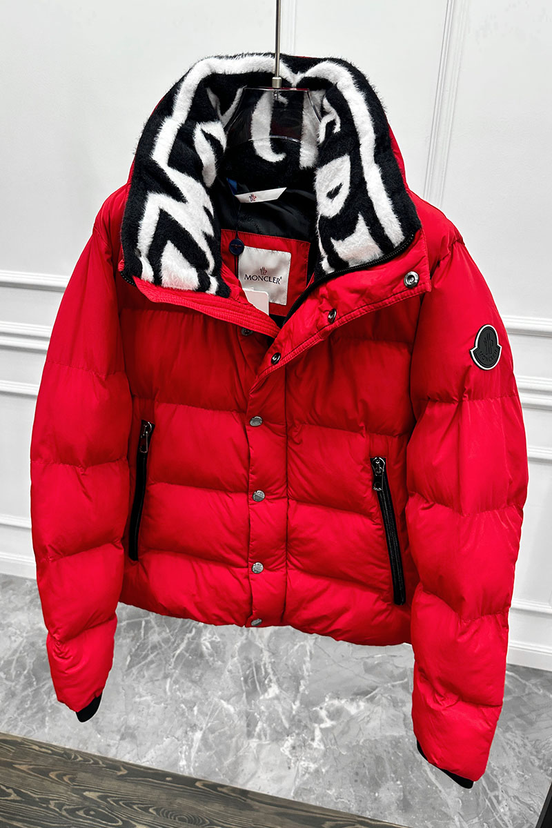 Moncler Мужской пуховик красного цвета