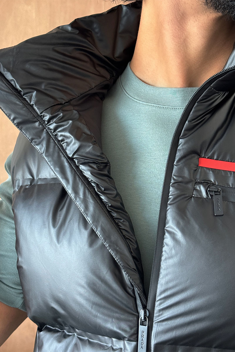 Prada Мужской жилет чёрного цвета