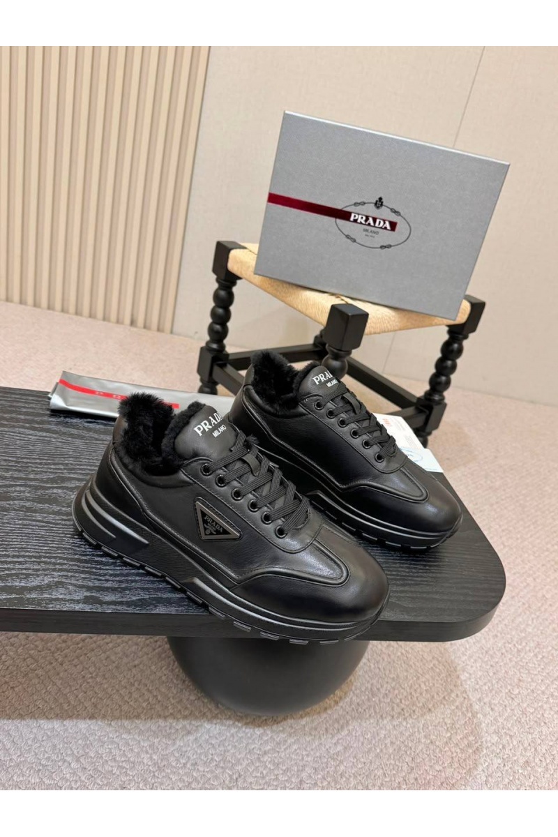 Prada Кожаные кроссовки с мехом logo-plaque