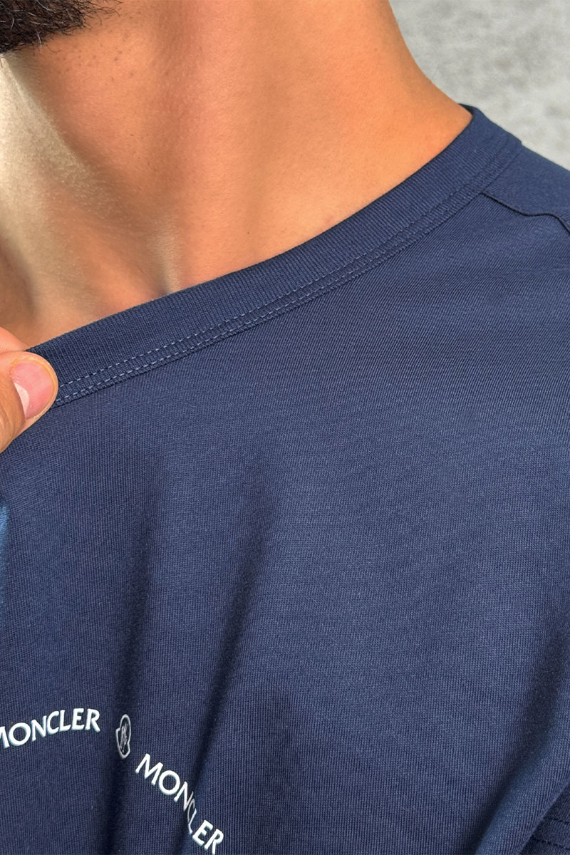 Moncler Тёмно-синяя брендовая футболка Logo Outline