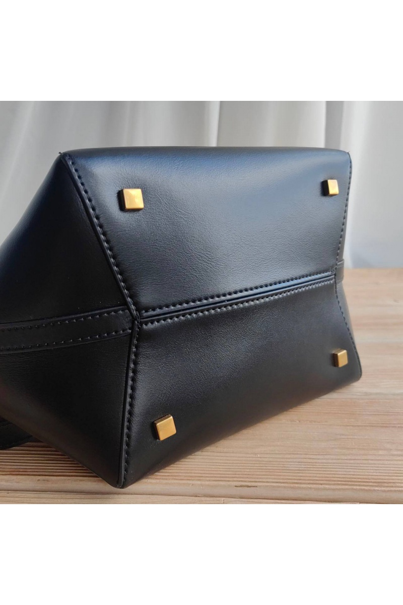 Yves Saint Laurent Кожаная сумка Le 37 bucket bag 20x25 см