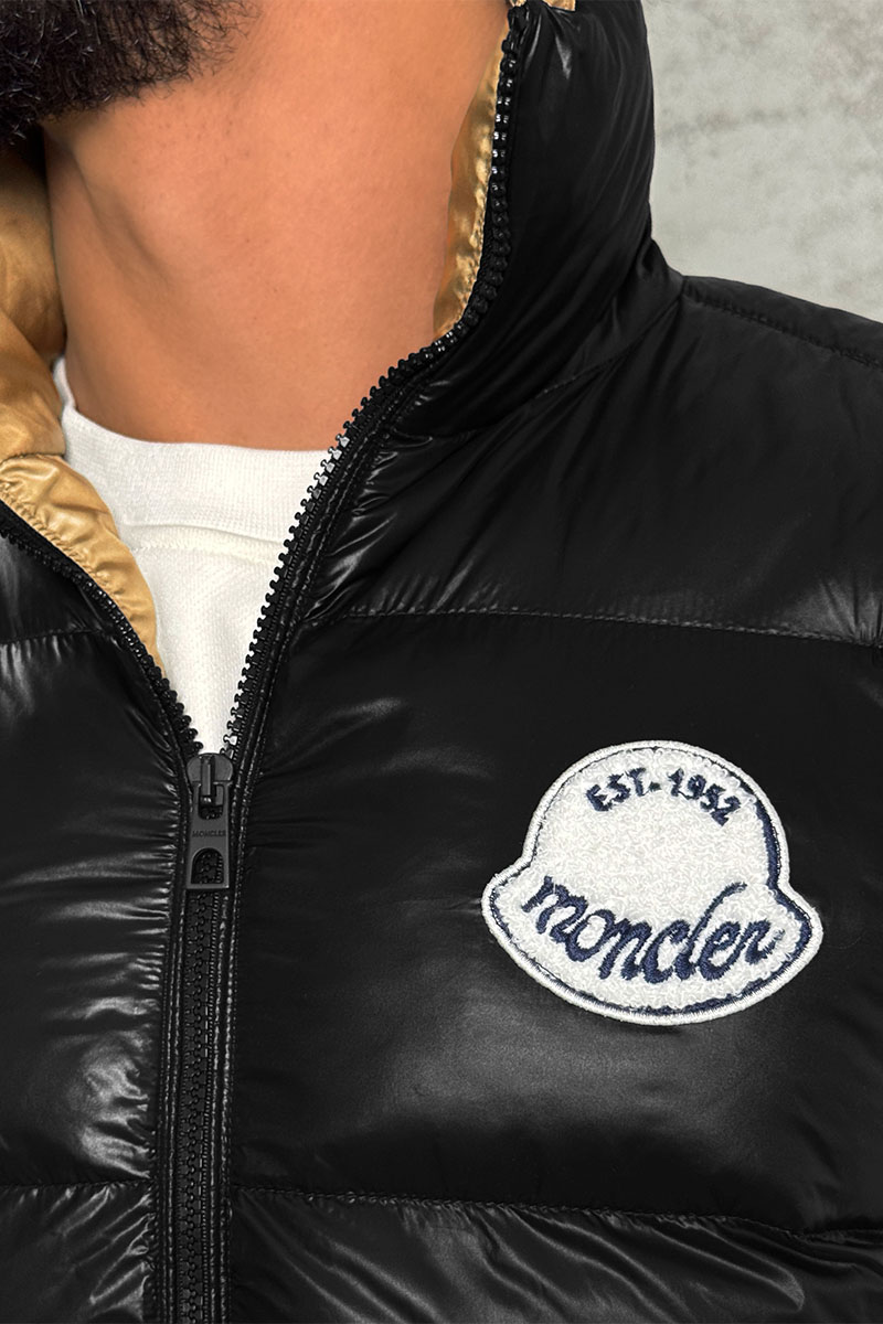 Moncler Утеплённый жилет чёрного цвета
