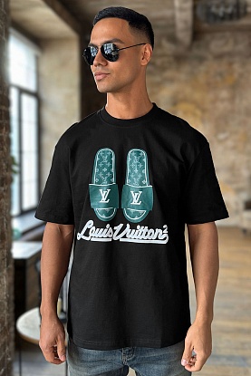 Брендовая оверсайз футболка чёрного цвета