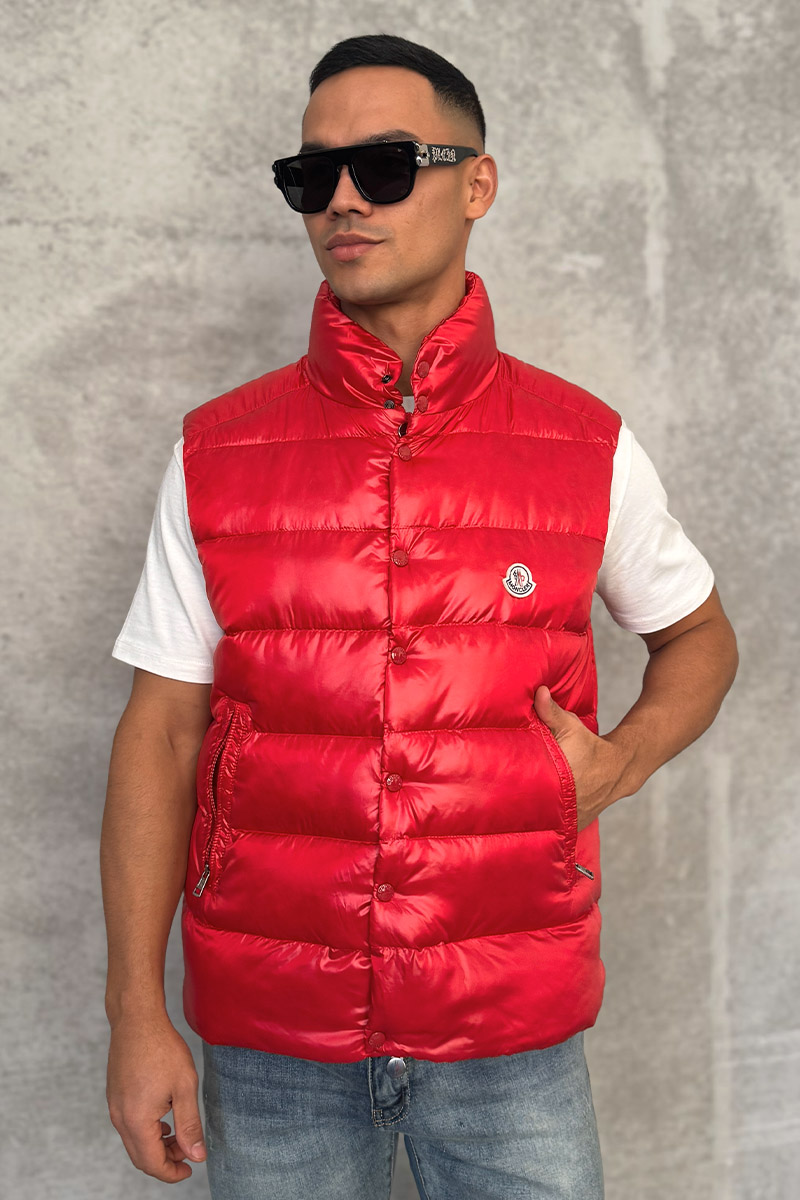 Moncler Пуховой жилет красного цвета logo-patch