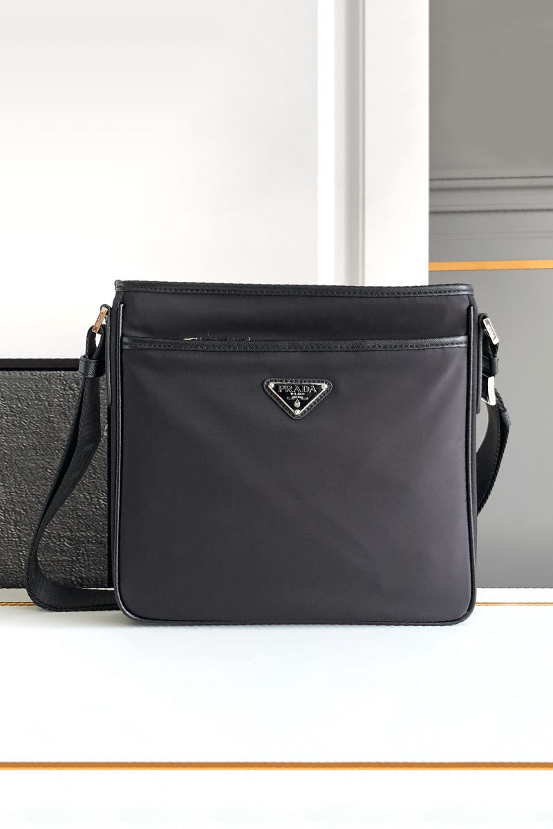 Prada Нейлоновая сумка Premium 27x25.5x6 см
