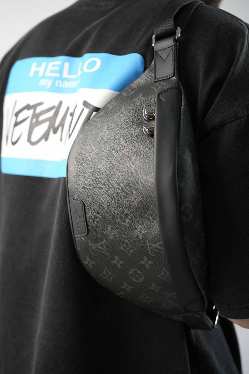 Lоuis Vuittоn Кожаная сумка на пояс Discovery Monogram Eclipse 37x17x10 см