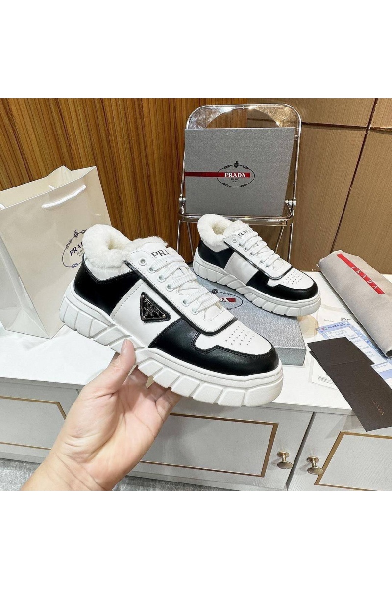 Prada Кожаные кроссовки с мехом 