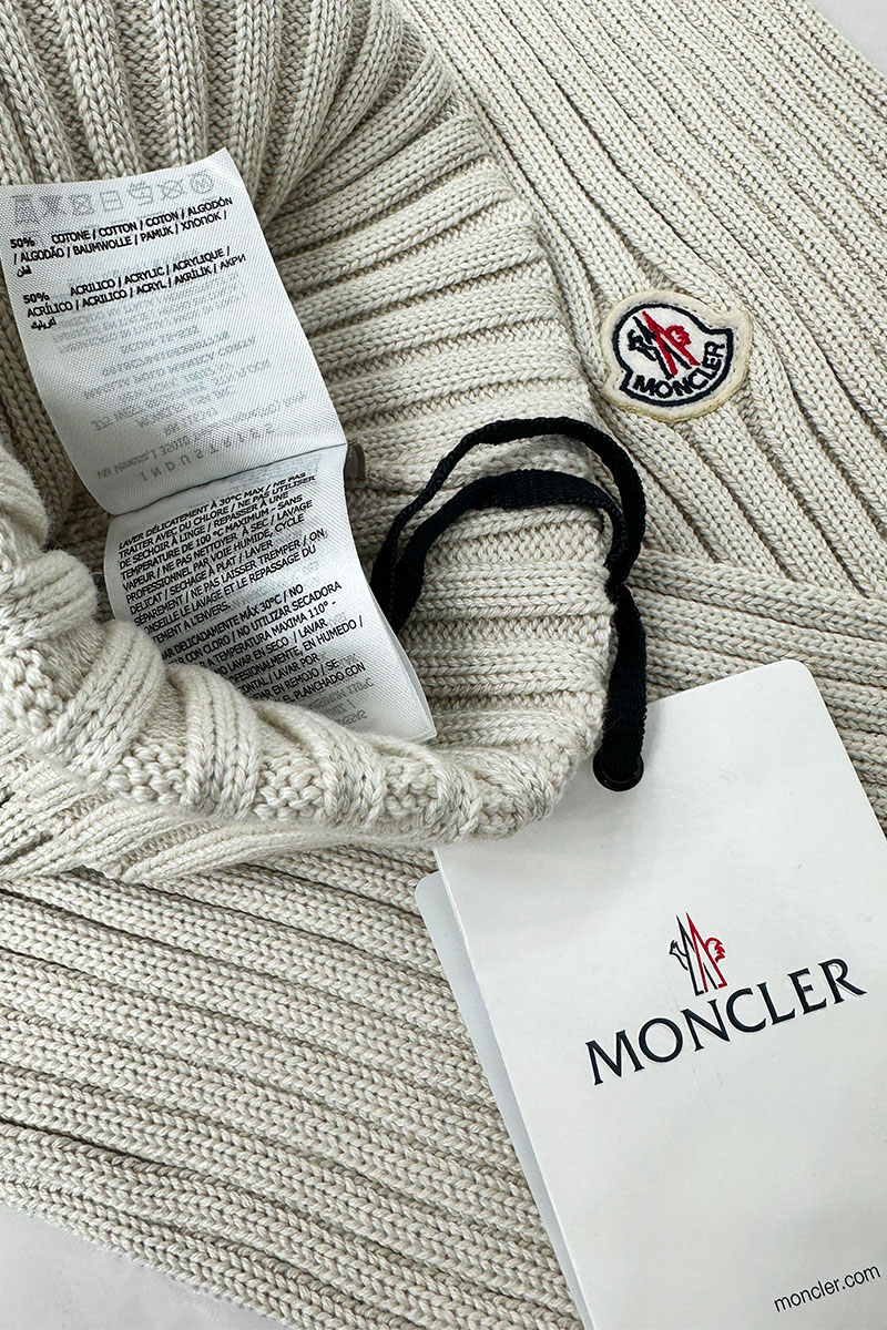 Moncler Комплект из шапки и шарфа светло-бежевого цвета logo-patch