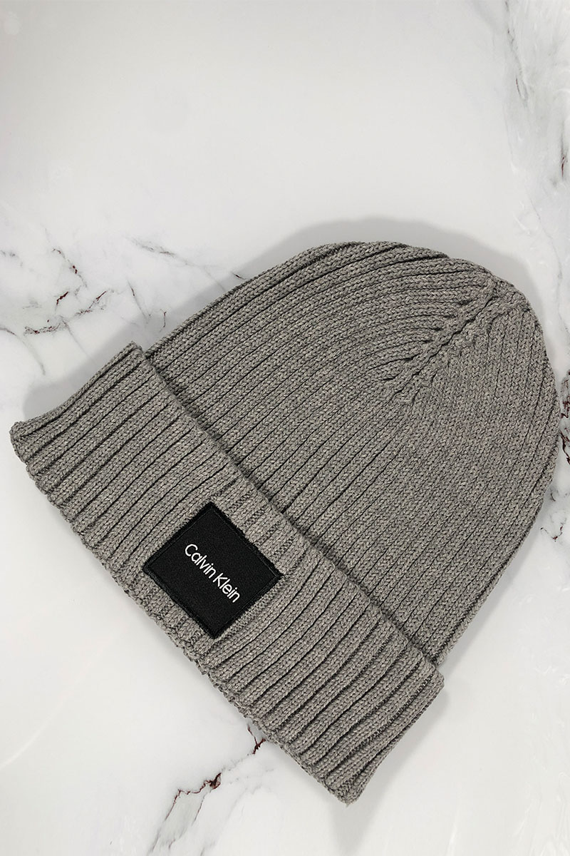 Calvin Klein Мужская шапка серого цвета logo-patch