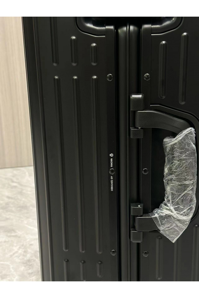 Rimowa Чемодан Aluminum M Premium 66x43x27 см