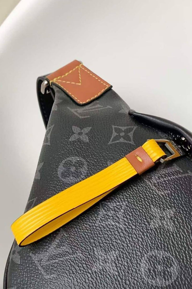 Lоuis Vuittоn Кожаная сумка на пояс Discovery Monogram Eclipse 37х14х13 см