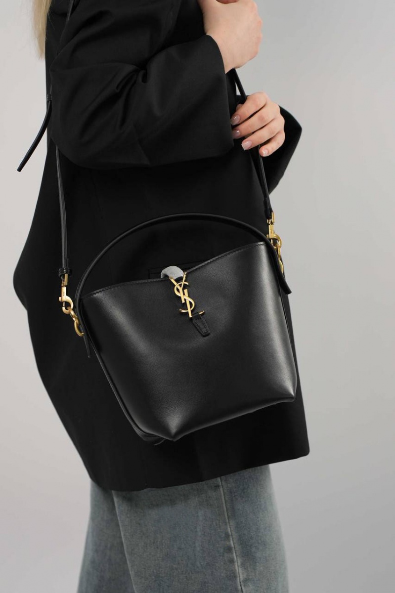Yves Saint Laurent Кожаная сумка Le 37 bucket bag 25x25 см