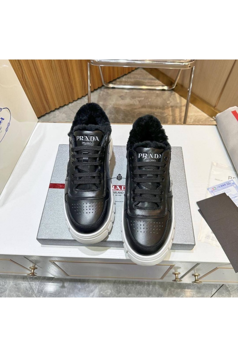 Prada Кожаные кроссовки с мехом 