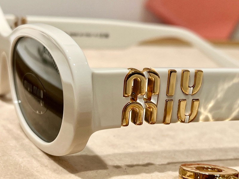 MIU MIU Женские солнцезащитные очки с белой оправой
