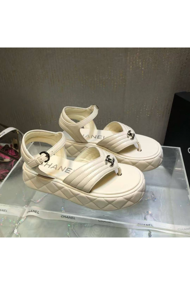 Chаnеl Женские кожаные сандалии белого цвета 