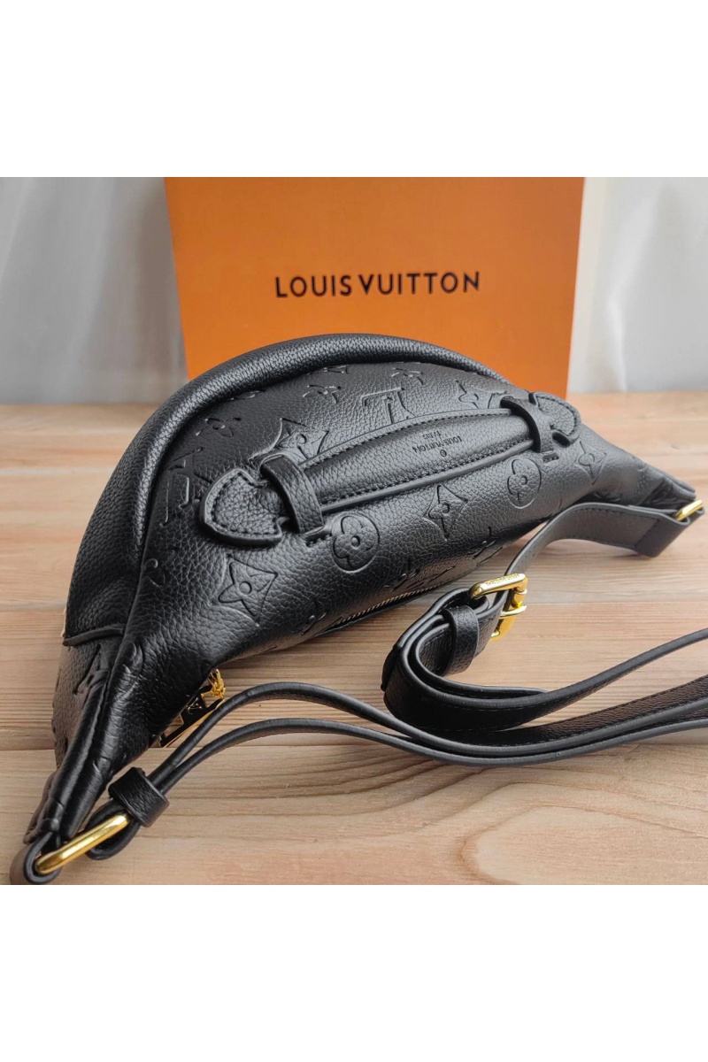 Lоuis Vuittоn Кожаная сумка на пояс Monogram Embossed 28x14 см