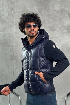 Куртка с вязаными рукавами 