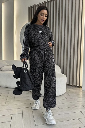 Женский костюм чёрного цвета