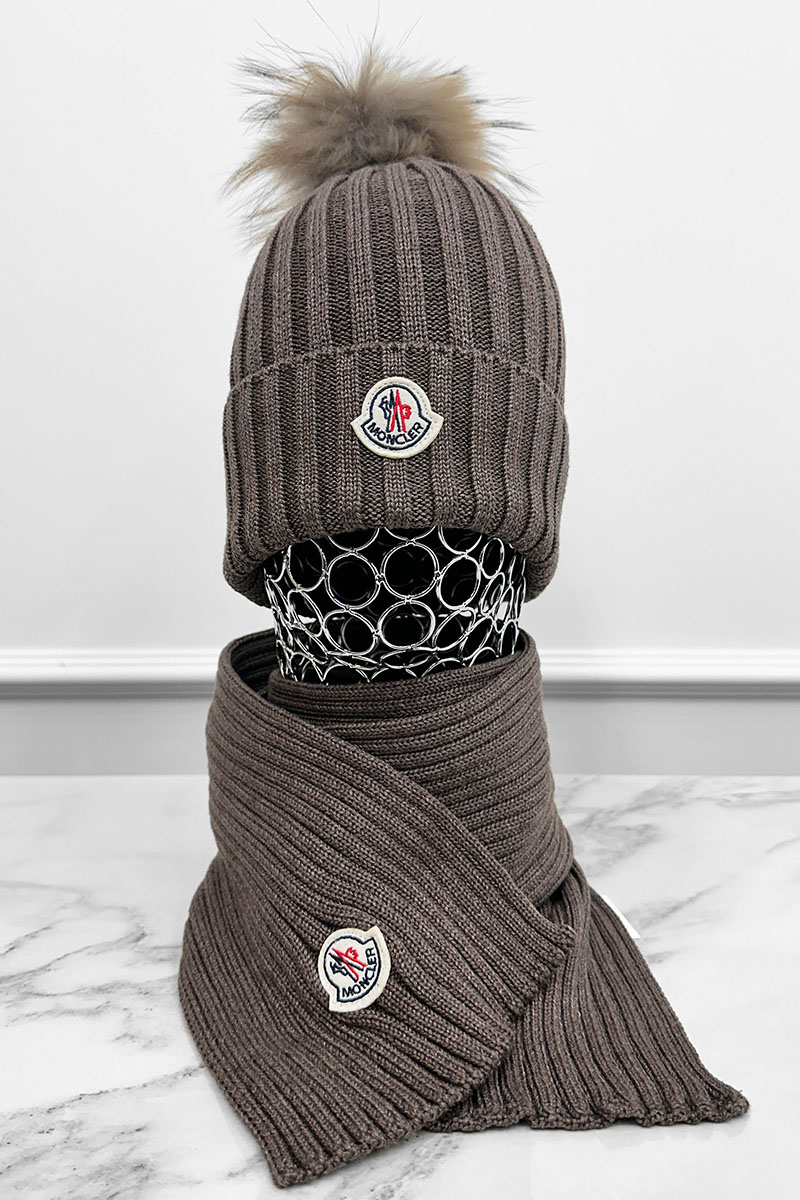 Moncler Комплект из шапки и шарфа коричневого цвета logo-patch