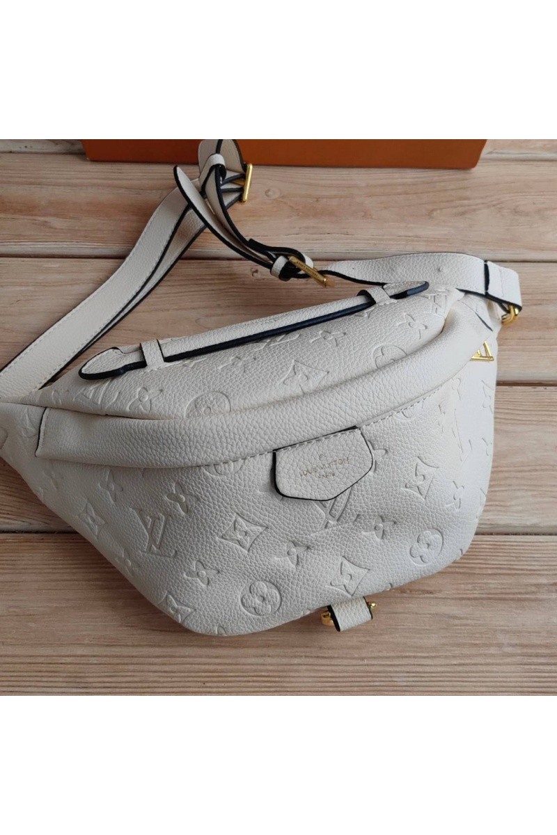 Lоuis Vuittоn Кожаная сумка на пояс Monogram Embossed 28x14 см
