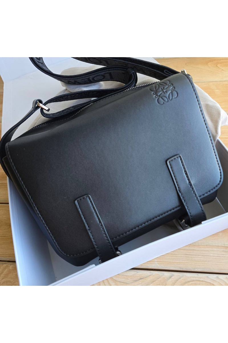 Loewe Кожаная сумка Military Messenger XS 24x20 см