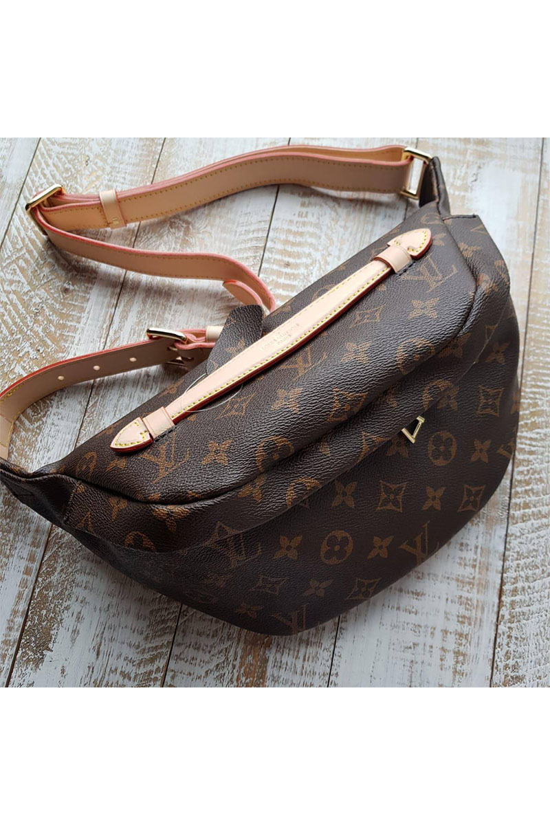 Lоuis Vuittоn Кожаная сумка на пояс Bumbag Monogram 28x14 см