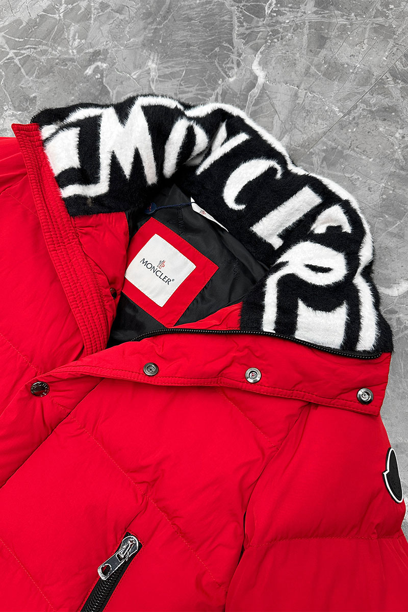 Moncler Мужской пуховик красного цвета