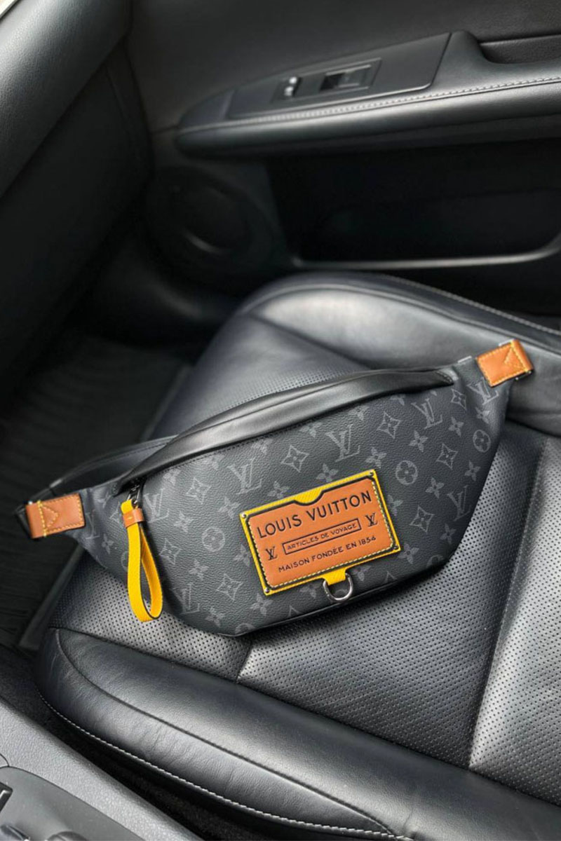 Lоuis Vuittоn Кожаная сумка на пояс Discovery Monogram Eclipse 37х14х13 см