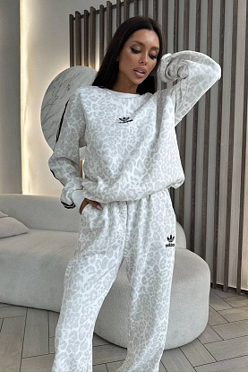 Женский костюм белого цвета