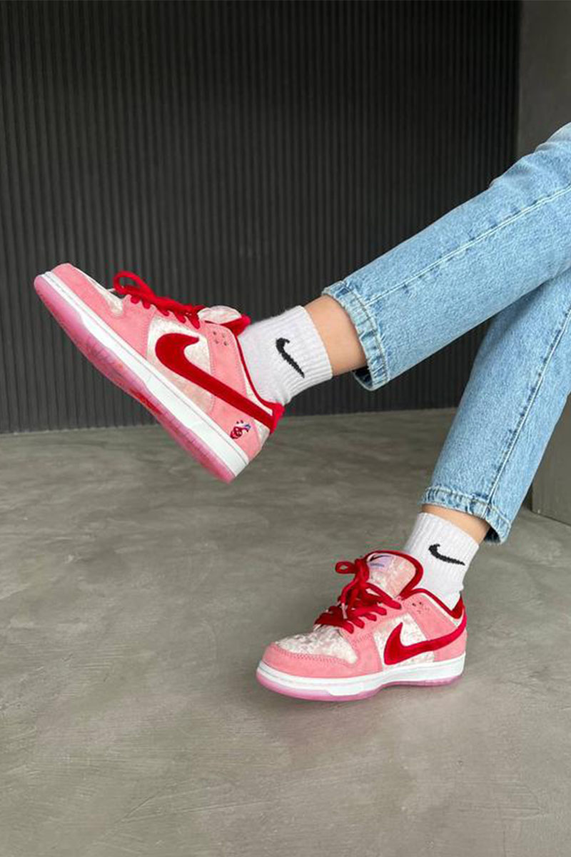 Nike Женские кроссовки SB Dunk Low "Strange Love"