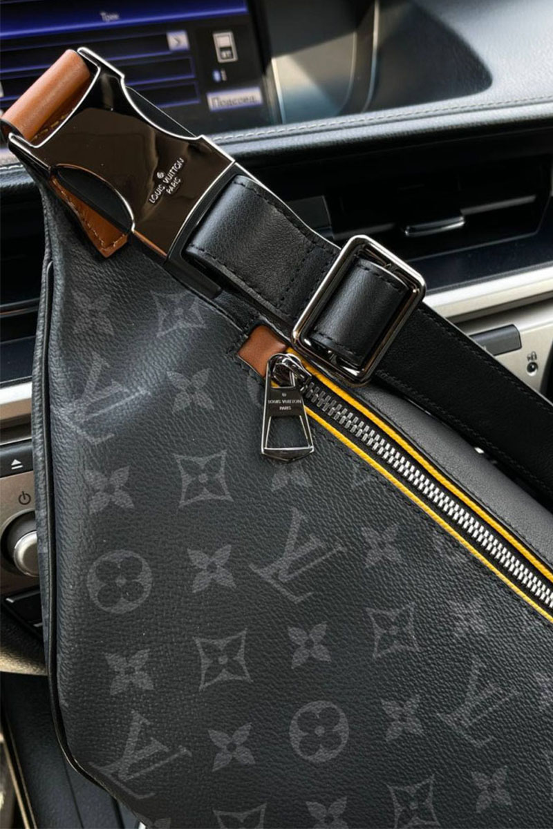 Lоuis Vuittоn Кожаная сумка на пояс Discovery Monogram Eclipse 37х14х13 см